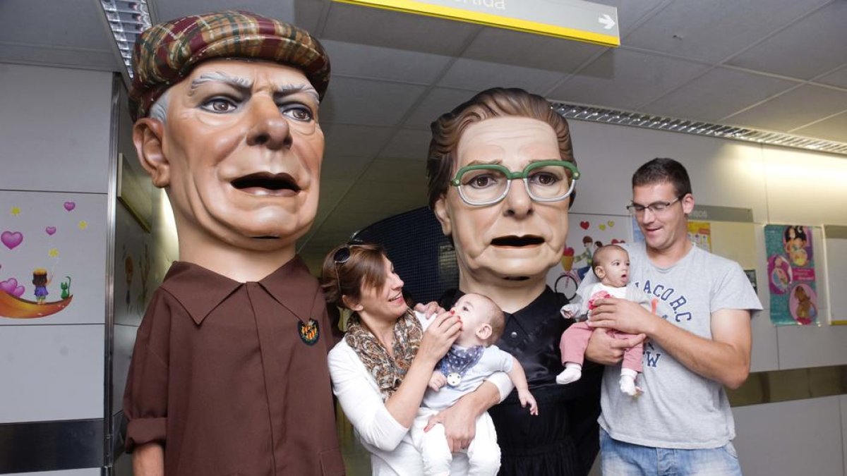 Els Nanos reparteixen somriures als infants del Joan XXIII