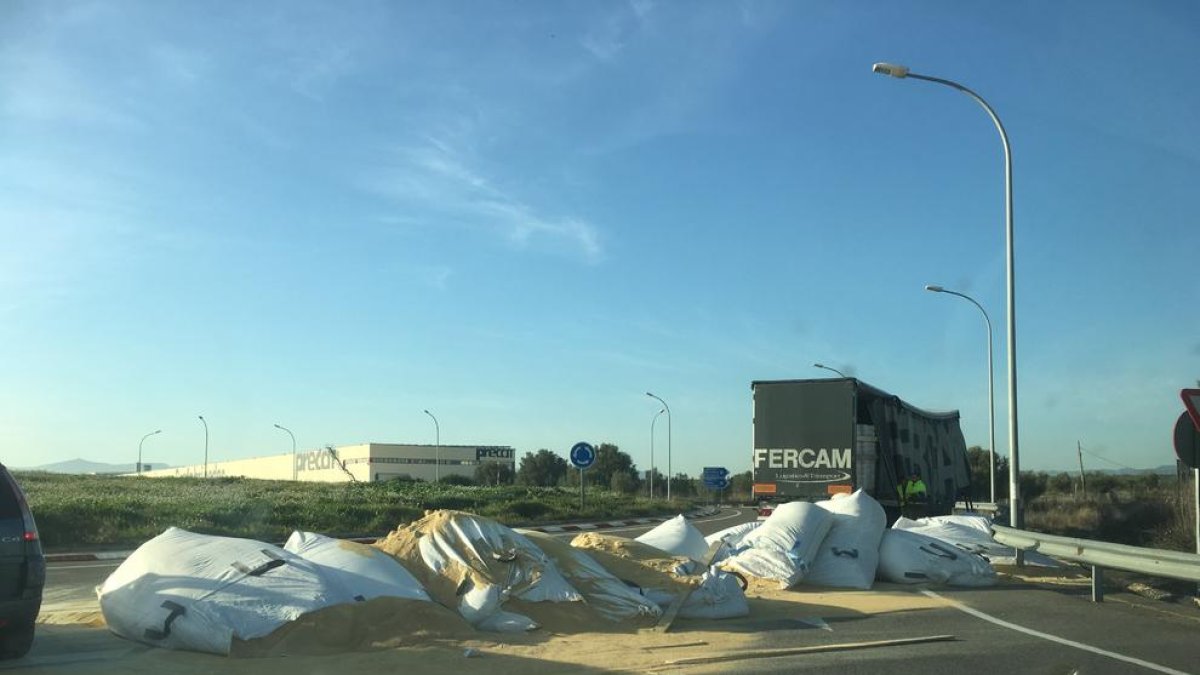Un camió perd la càrrega en una rotonda a Vila-rodona