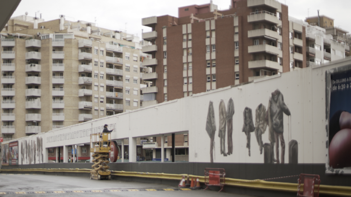 Una particular visió dels usuaris de l'estació de busos, protagonistes d'un nou mural