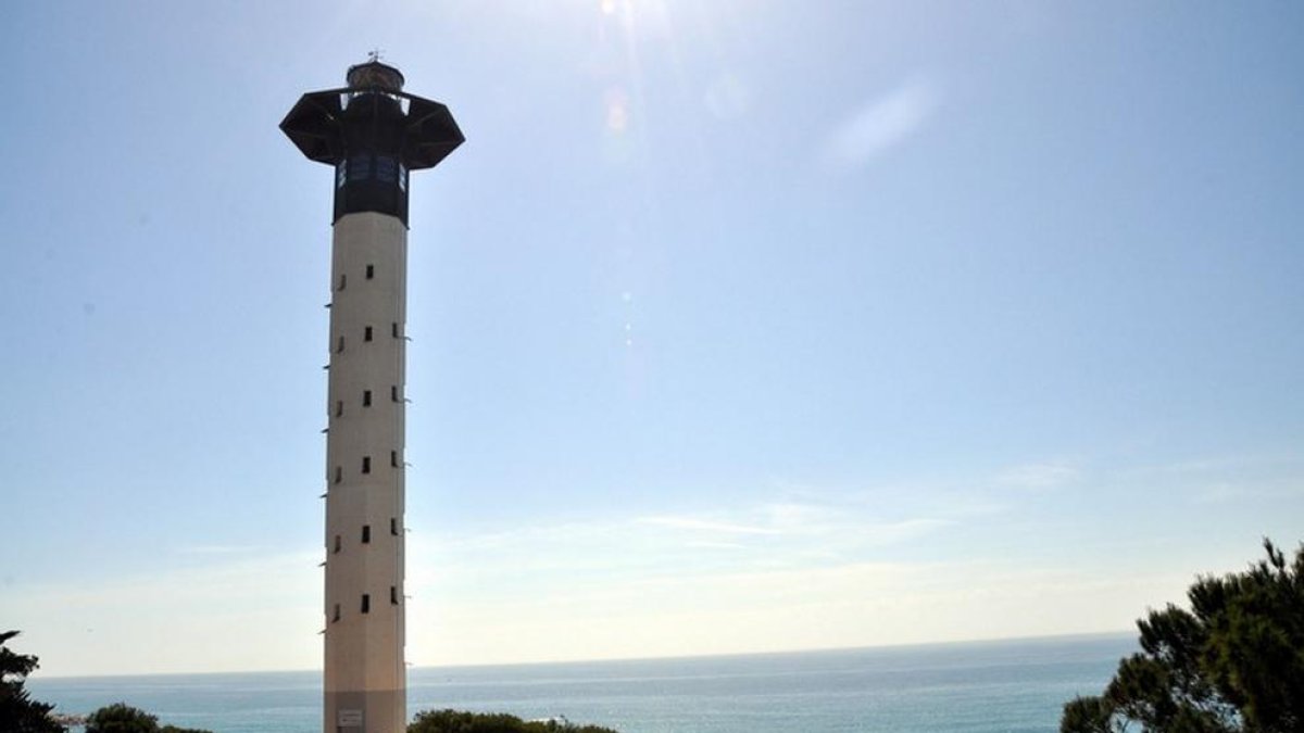 Torredembarra obre a les visites a l'últim far construït al segle XX