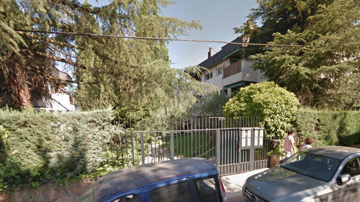 Investiguen la mort d'un home seccionat per la porta d'un garatge