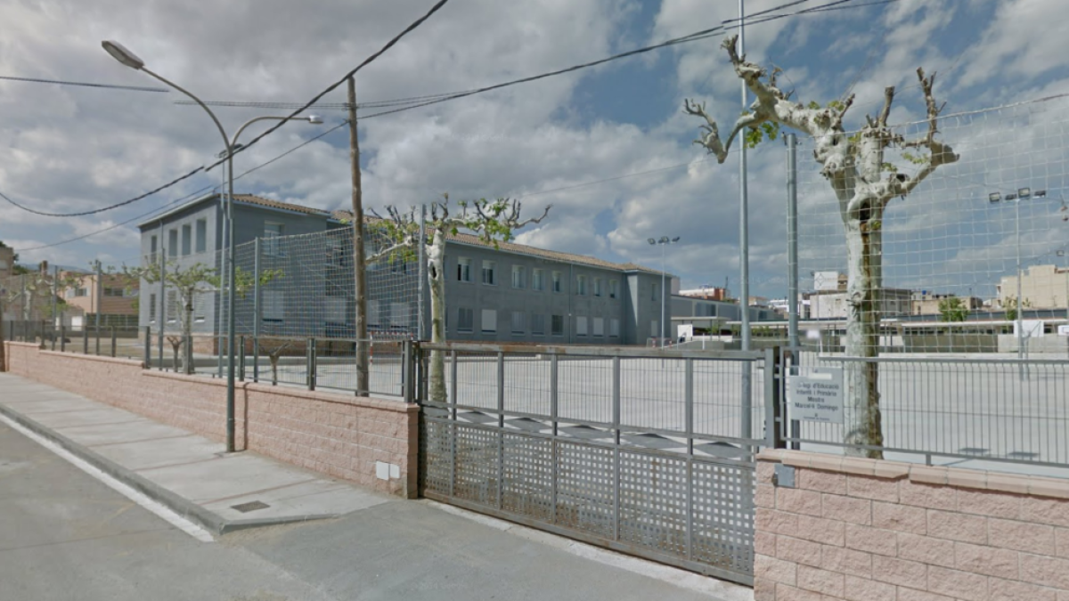 La escuela de Roquetes entrega a Enseñanza 600 firmas contra la supresión de una línea de primaria