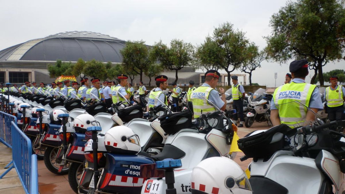 La Jefatura de los Mossos felicita por carta a los agentes por|para su actuación el 1-O
