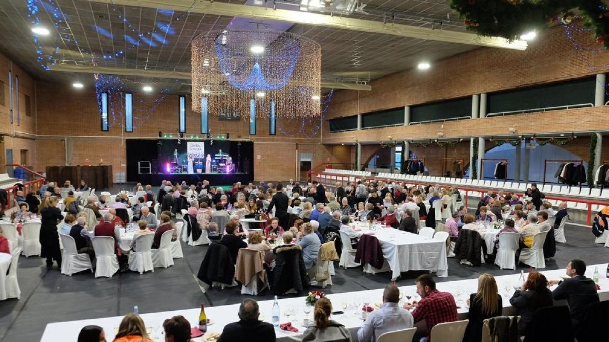 300 persones grans participen al tradicional dinar de Nadal de La Pobla