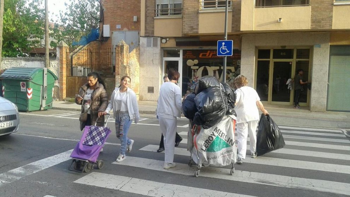 Trabajadores de la limpieza del CAP Sant Pere alertan del peligro de cruzar la carretera