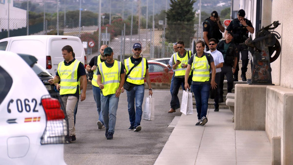 La Guardia Civil sale de la imprenta de Constantí después de siete horas de cacheo