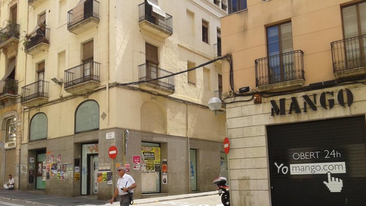 Veinte de los 65 bajos comerciales de la calle Unió están cerrados