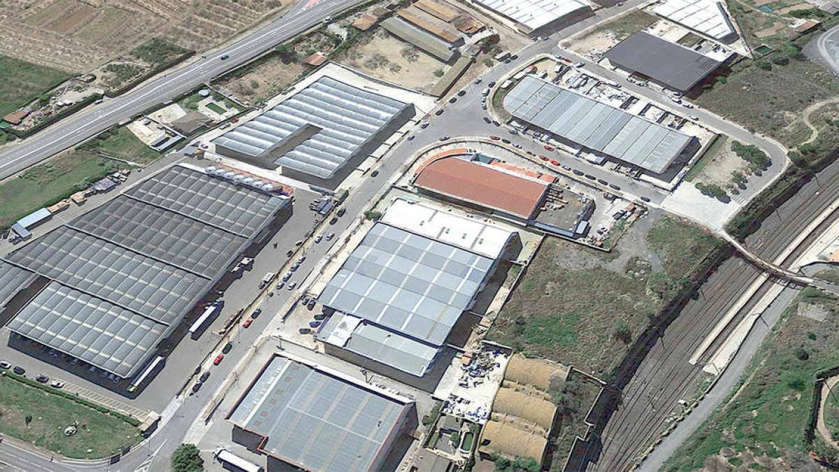 Un incendio quema una nave industrial y afecta a otra en les Borges del Camp