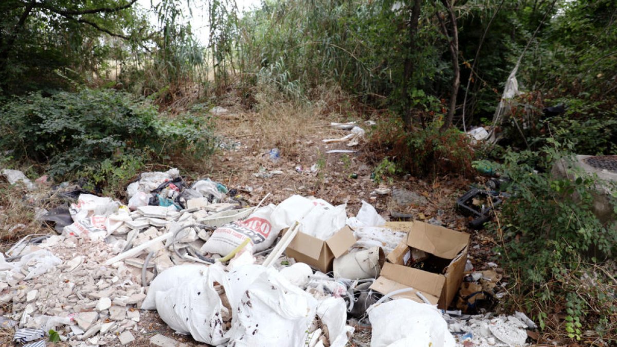 La llera del Francolí, un espai sec i amb molta brutícia acumulada