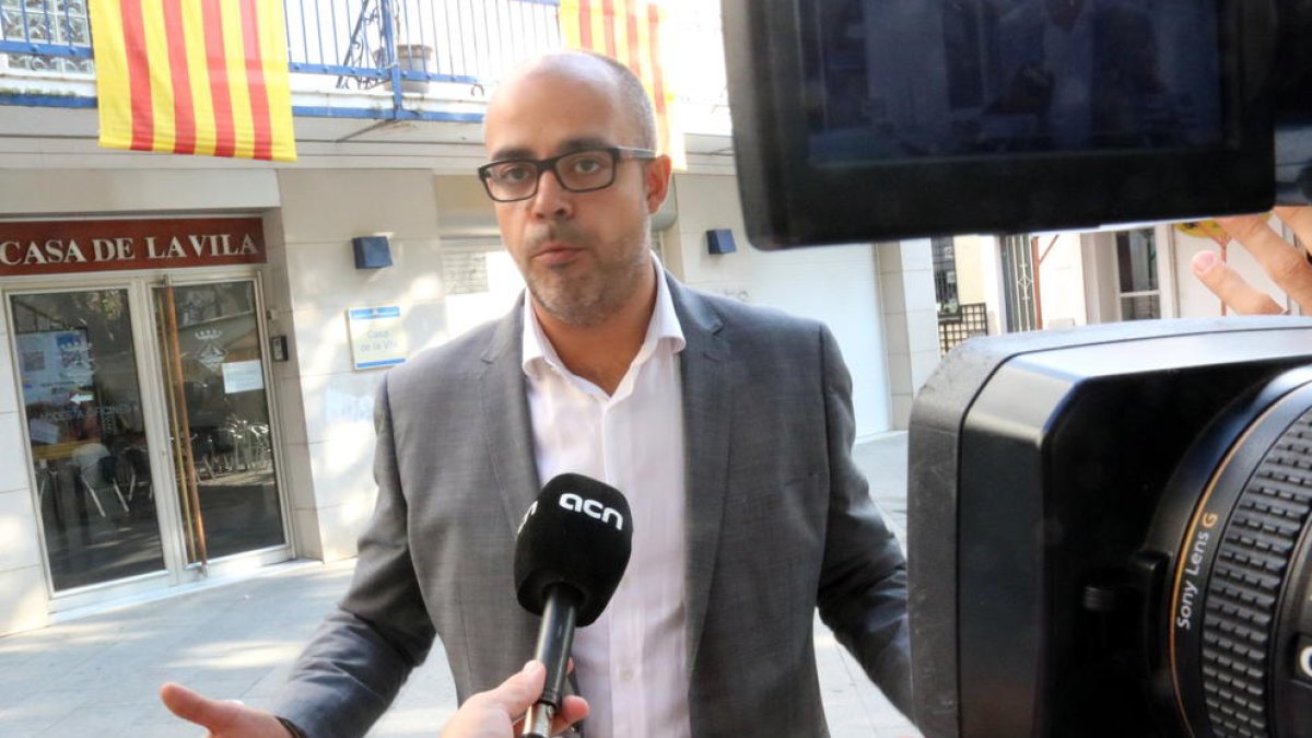 Buch propone que todos los ayuntamientos saquen la bandera española y no la vuelvan a poner hasta el referéndum