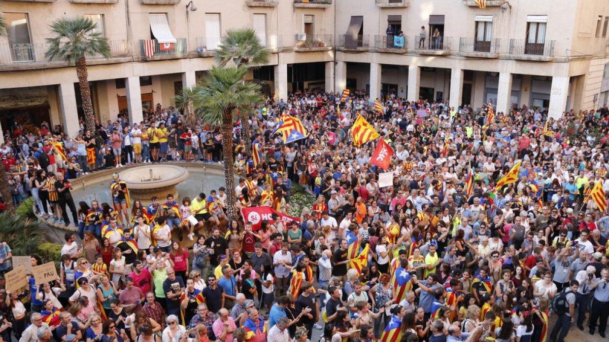 Unas 5.000 personas llenan la plaza del Ayuntamiento de Tortosa