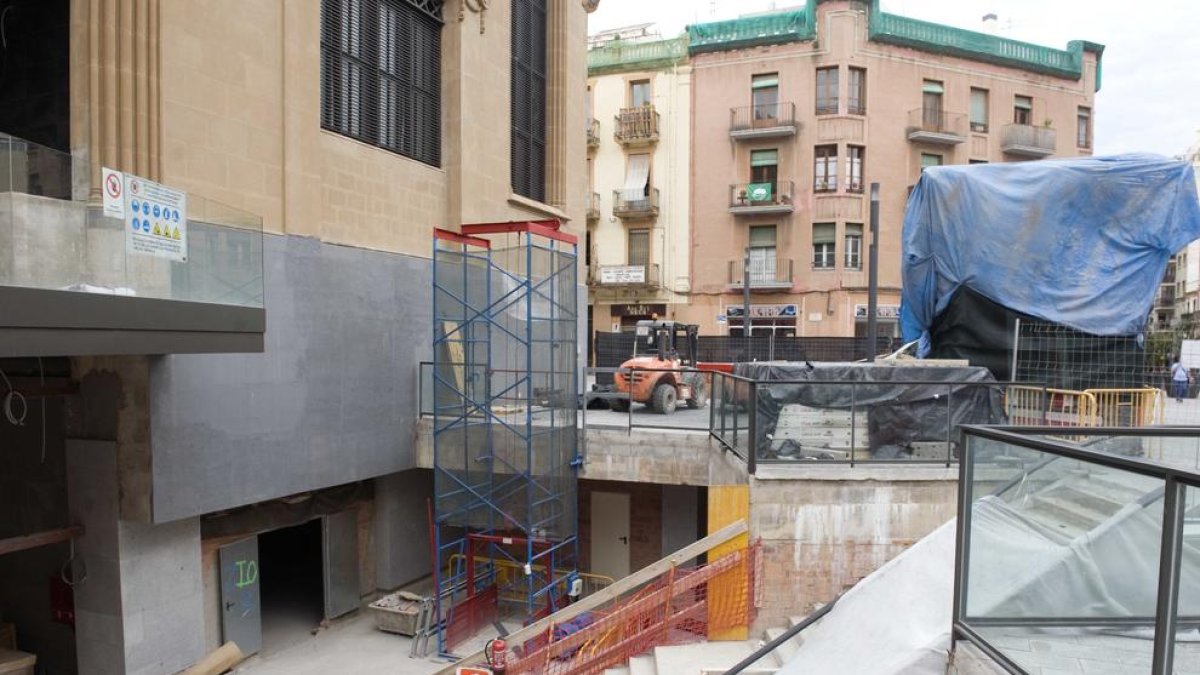 Nou retard pel Mercat Central: l'empresa constructora no paga als treballadors