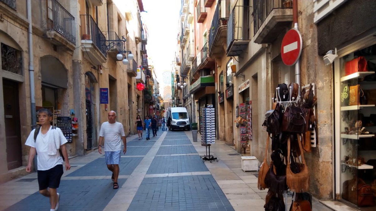 Els botiguers del carrer Major denuncien l'abús que fan els repartidors a la via