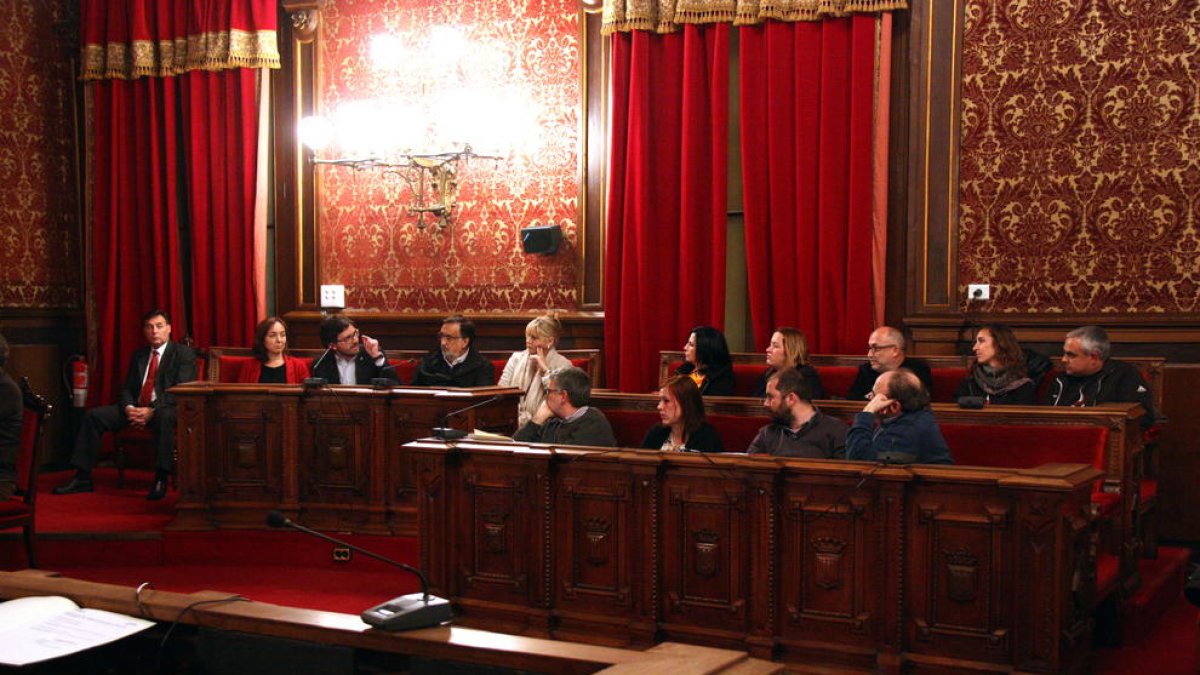 Pla obert d'una de les bancades del plenari de l'Ajuntament de Tarragona, amb el regidor Javier Villamayor, a l'esquerra, intervenint i gesticulant dirigint-se als grups d'ERC i la CUP. Imatge de l'1 de març del 2016.