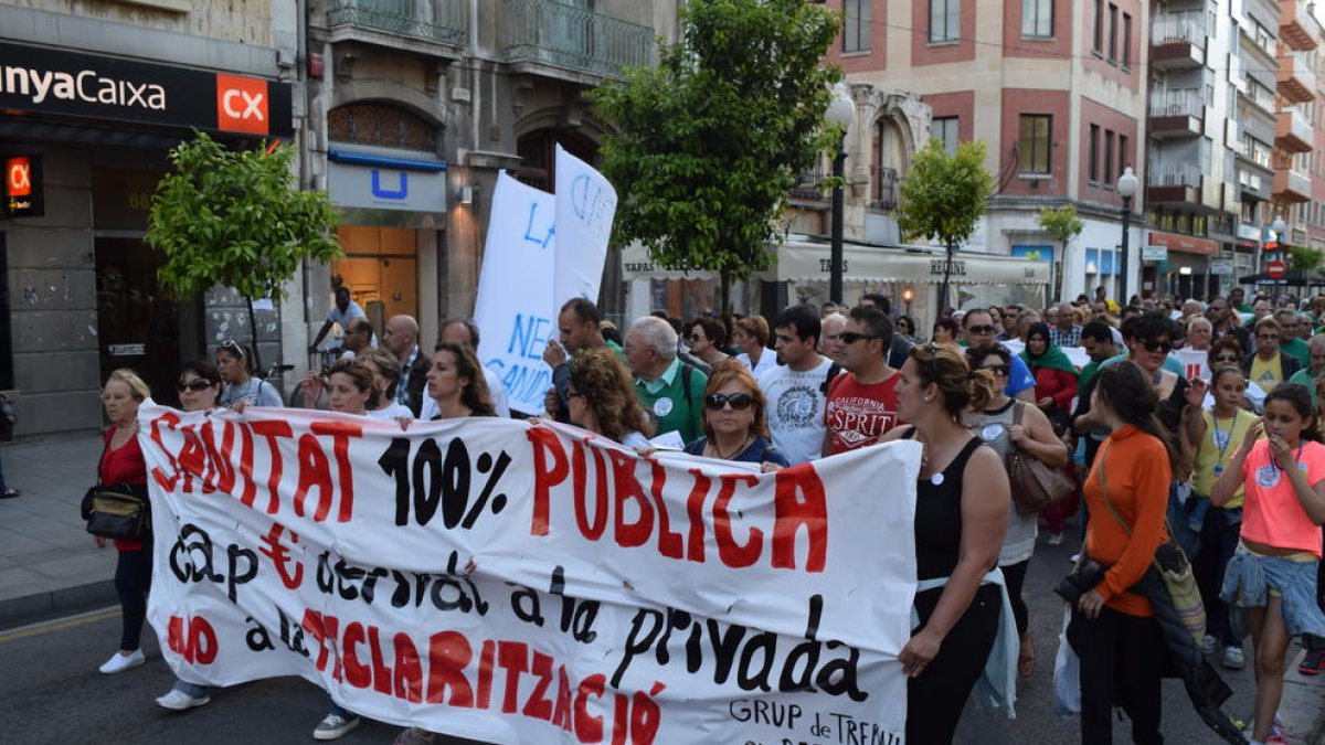 Prop de 200 persones reclamen una sanitat pública i de qualitat en una marxa per Tarragona