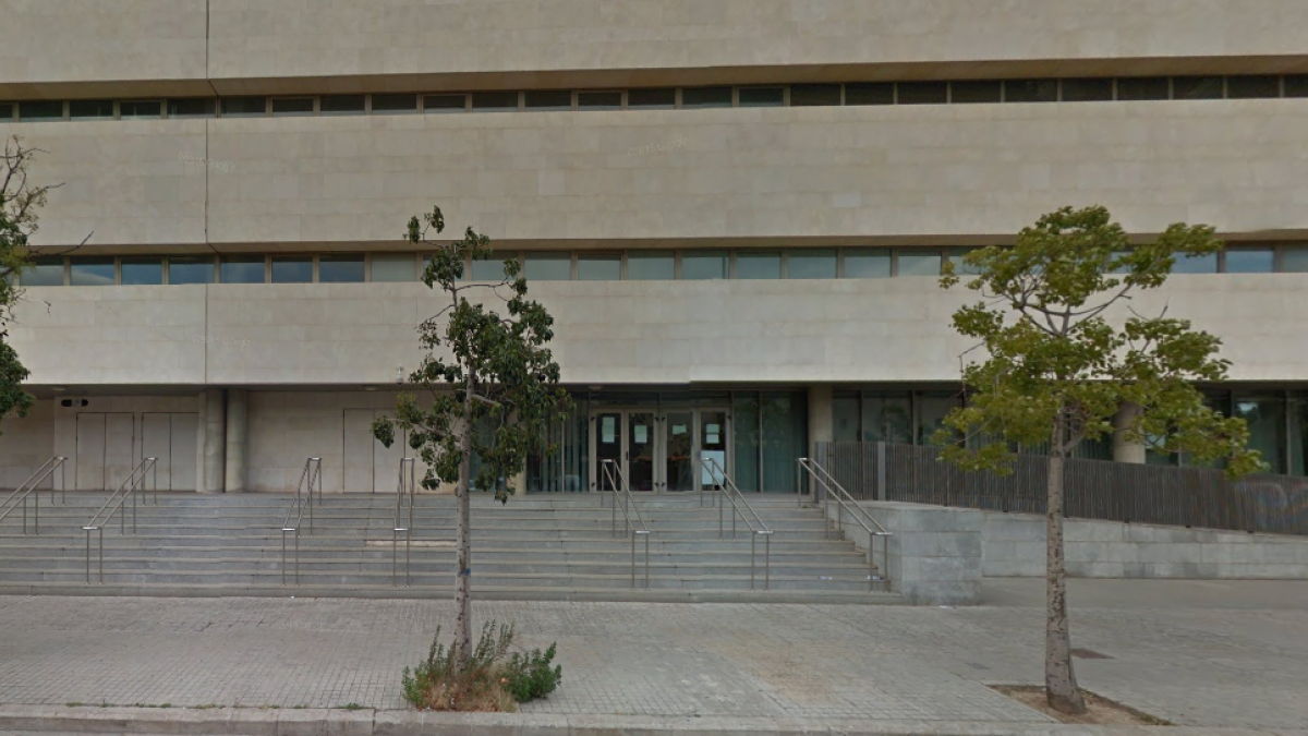 Sis mesos de presó per matar el seu gos tirant-lo al riu lligat a un bloc de formigó