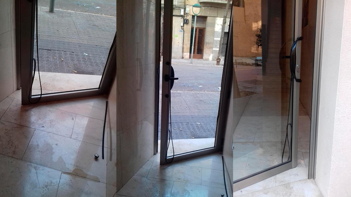 Unos jóvenes estropean un portal próximo a la discoteca Tótem