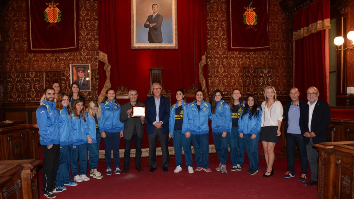 Ballesteros recibe el equipo femenino del Futbolpax en motivo del ascenso a División de Honor