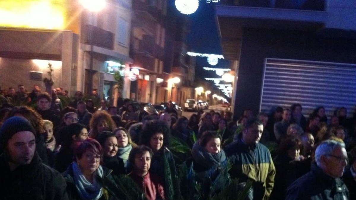 Unes 200 persones es concentren a la Pobla contra la mort de la seva veïna
