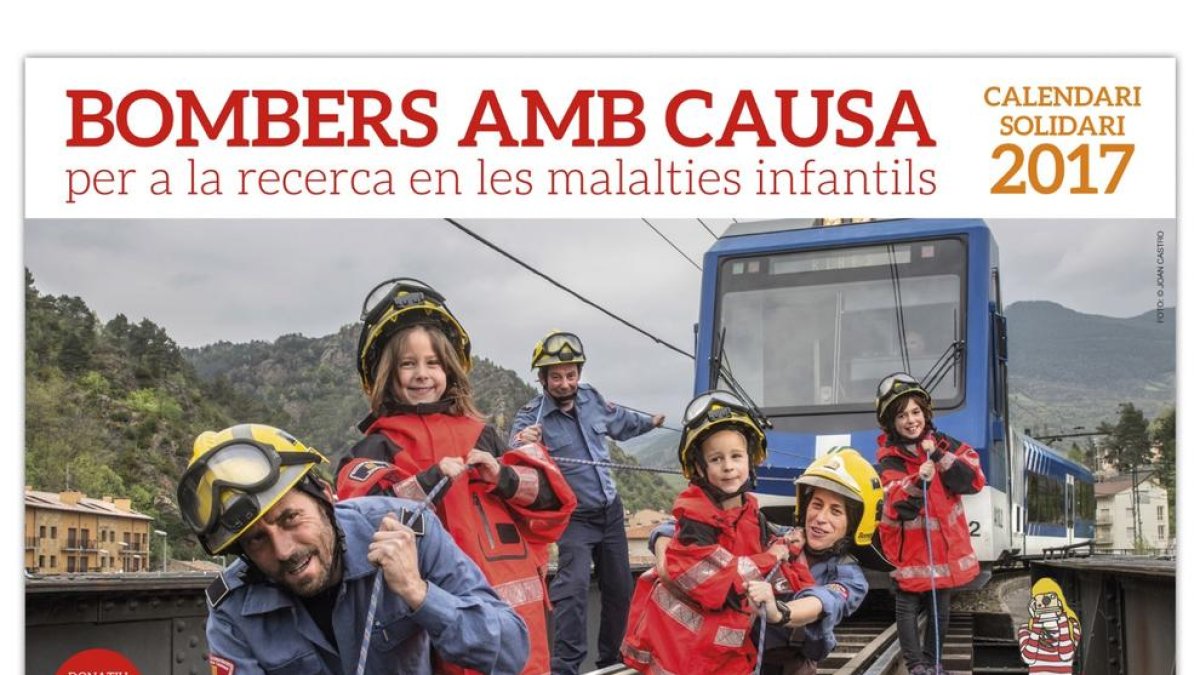 Los Bomberos presentan una nueva edición del calendario solidario