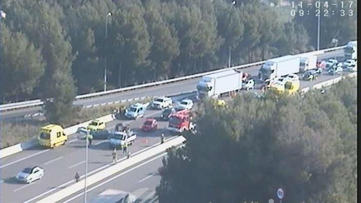 Set ferits en un xoc múltiple entre cinc turismes i un camió a Banyeres del Penedès
