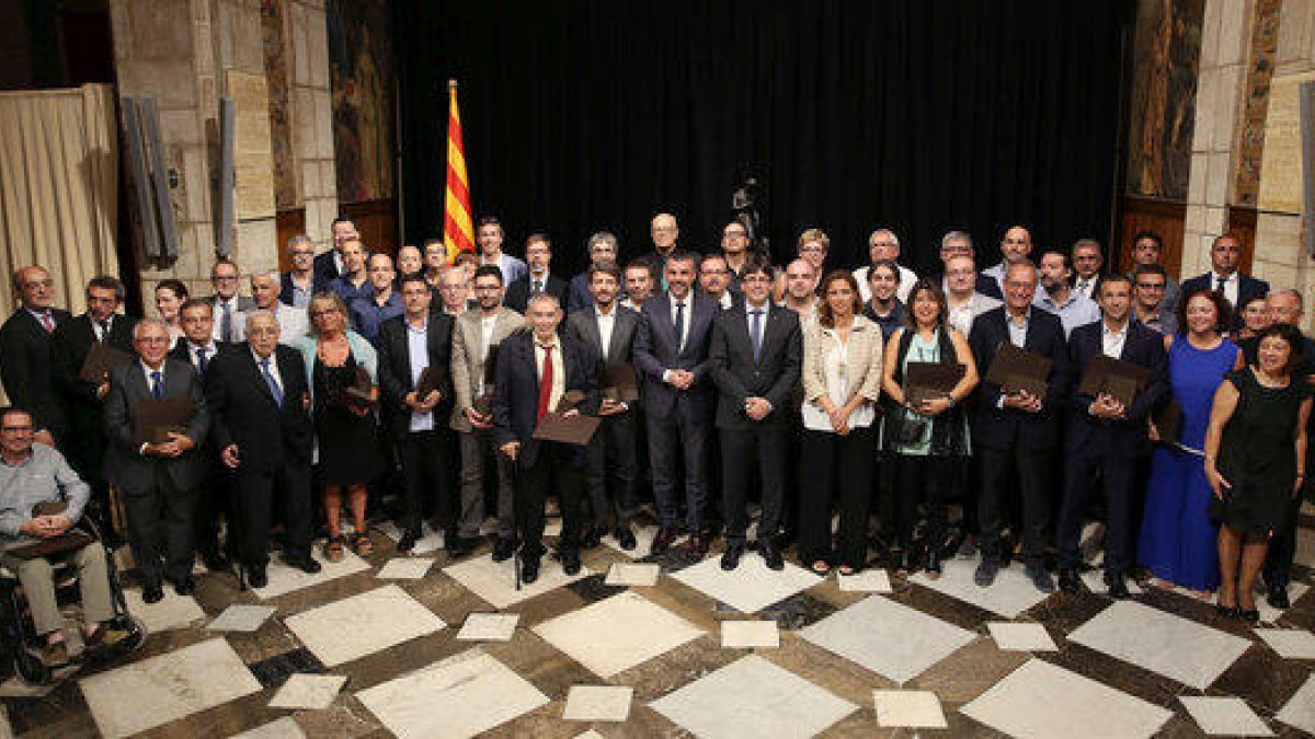 Reconeixement a set comerços de la demarcació pels més de 100 i 150 anys de trajectòria