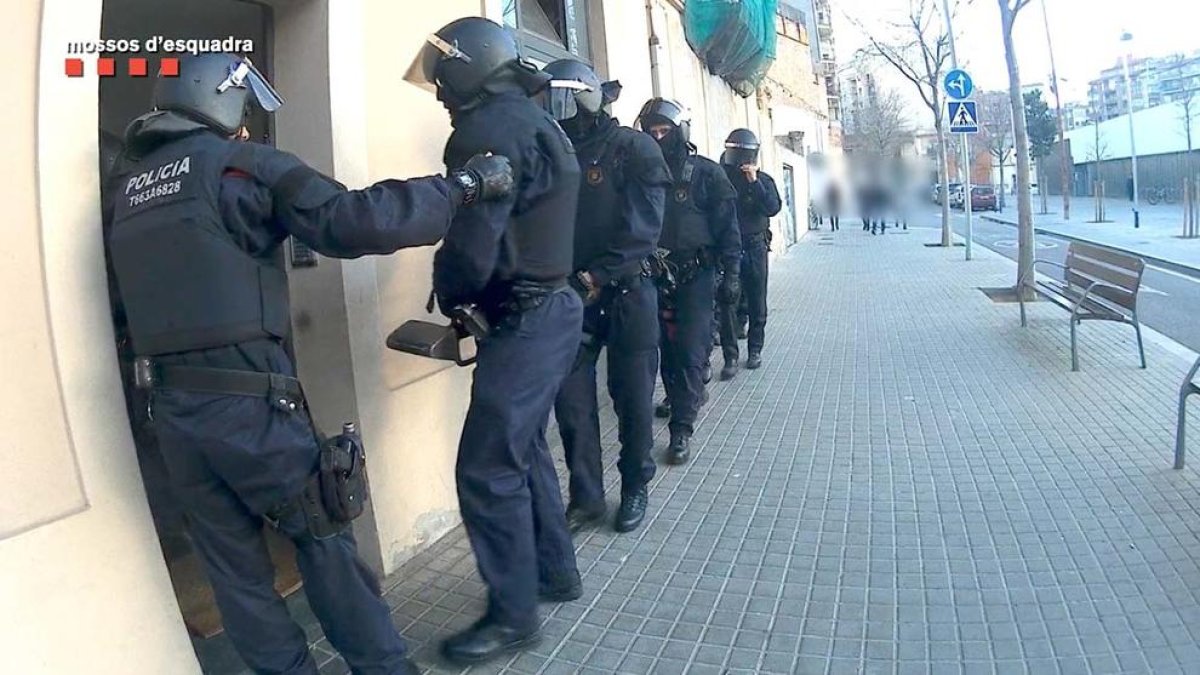 Desarticulan dos grupos organizados acusados de estafar a 340 abuelos haciéndose pasar por revisores del gas