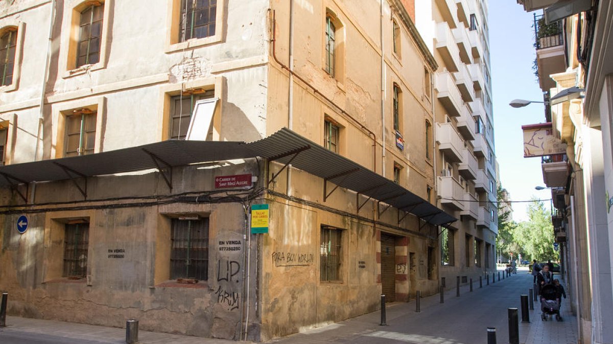 Empieza el derribo de un inmueble en ruinas en la calle Sant Vicenç