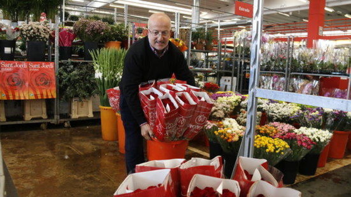 La diada de Sant Jordi en diumenge fa caure la venda de roses un 15%