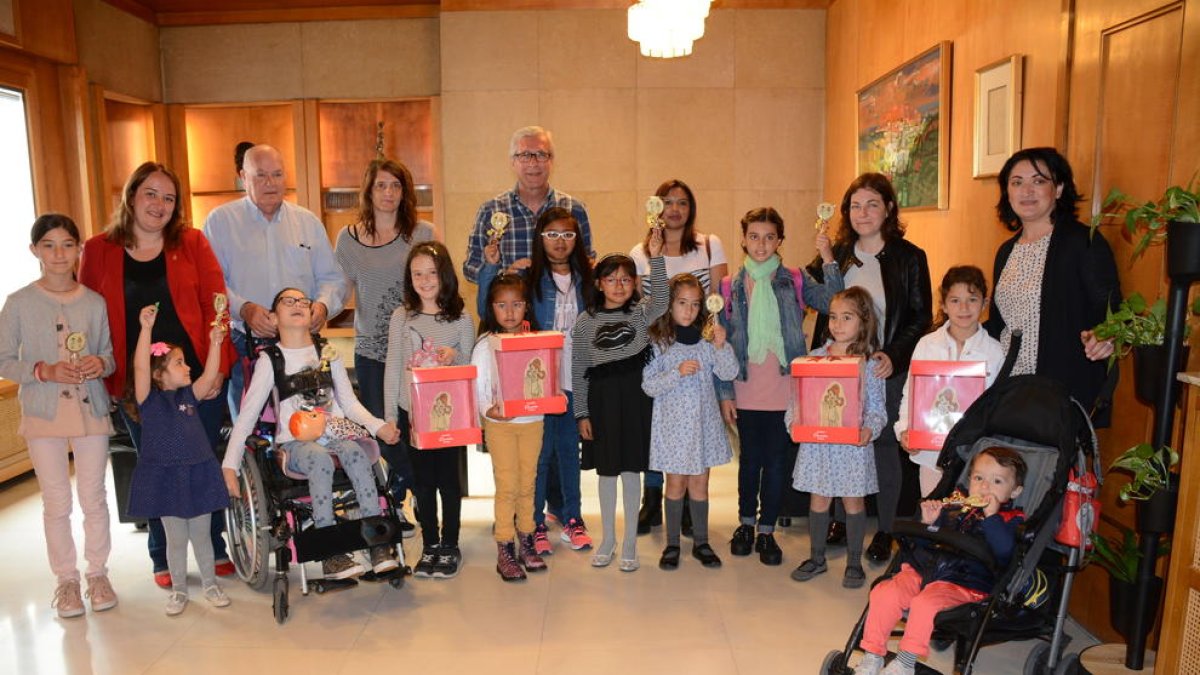 Ballesteros fa la tradicional entrega de mones a les nenes que es diuen Tecla