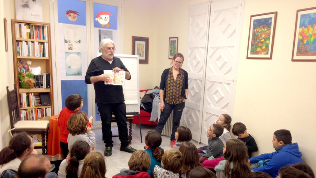 Una ilustradora monstruosa y un señor muy divertido