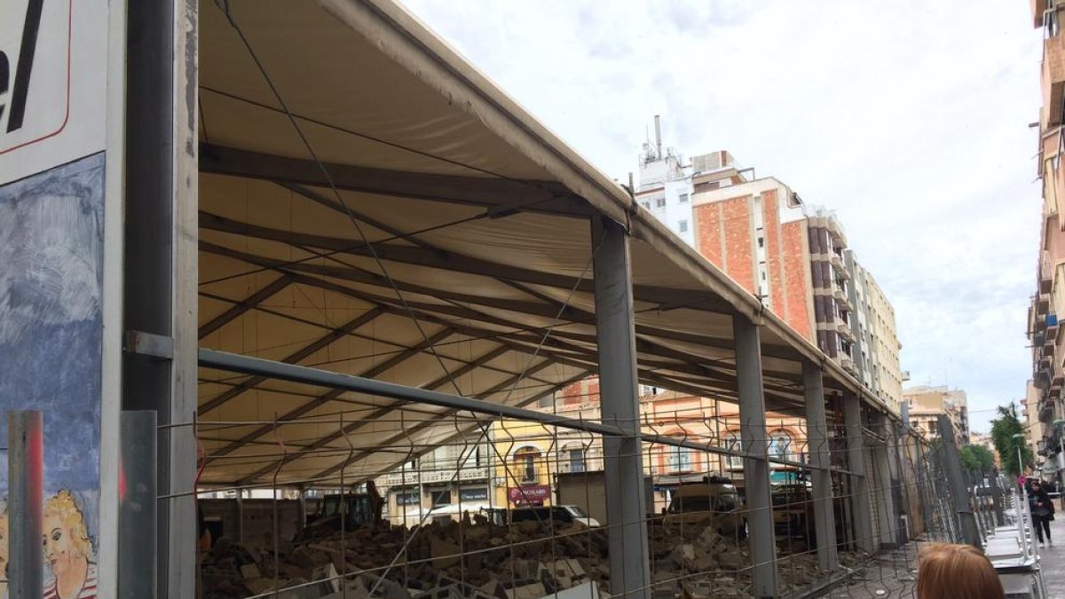 Avança el desmuntatge de l'envelat de la plaça Corsini