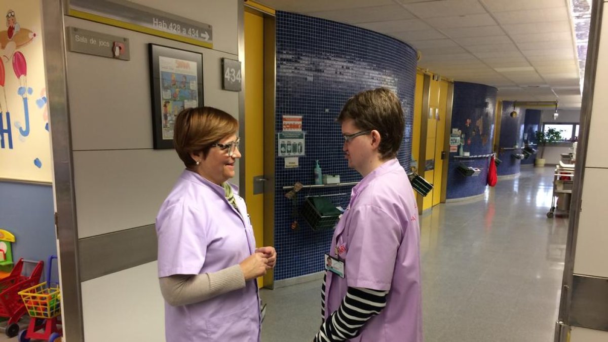 Sis voluntaris seran aquest Nadal amb els pacients sense família a Joan XXIII