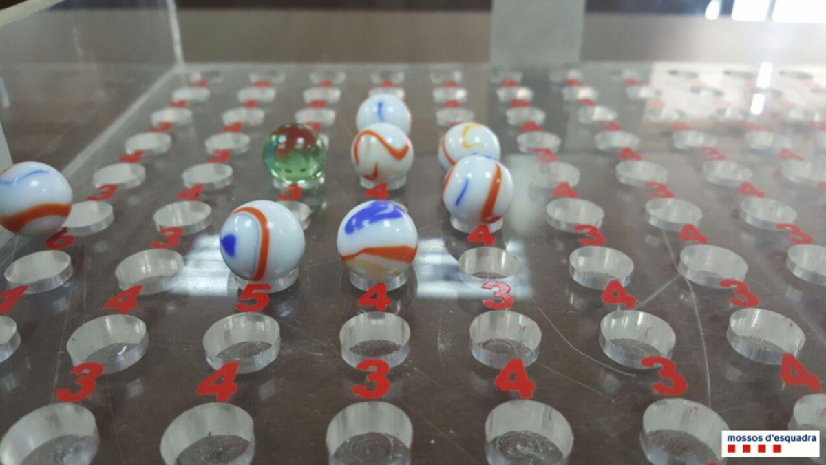 Tres detenidos por estafar 2.500 euros con un juego de bolas ilegal en la feria de l'Espluga de Francolí