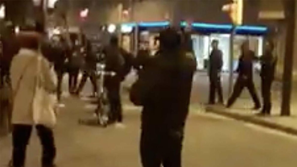 Agents de paisà surten a 'defensar' la caserna de la Guàrdia Civil de l'avinguda Madrid de Barcelona