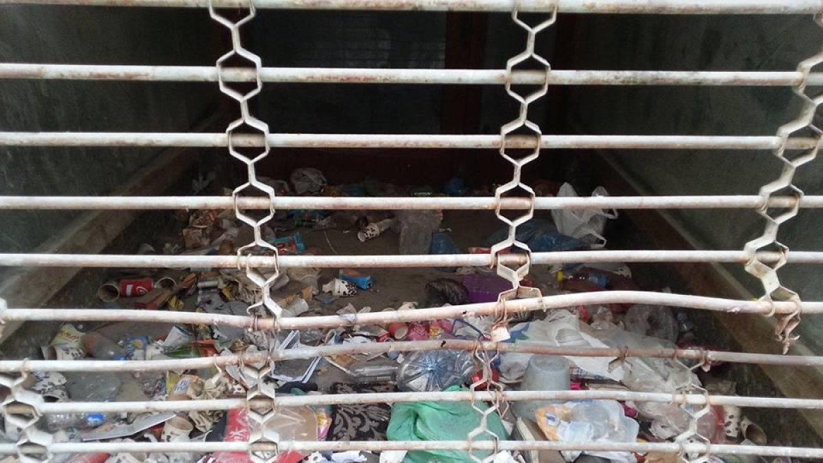 Una vallenca denuncia l'acumulació de brutícia al Barri Antic