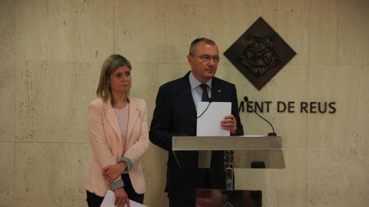 La regidora de Salut de Reus, Noemí Llauradó, i l'alcalde de Reus, Carles Pellicer.