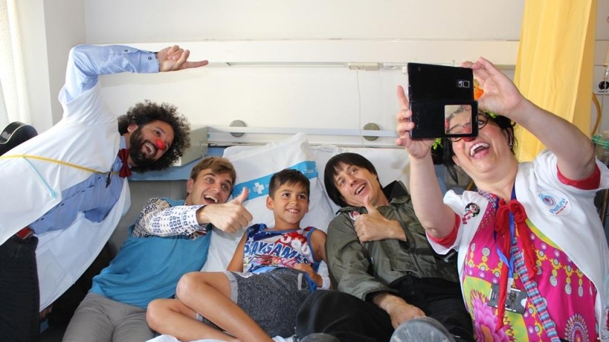 Personatges del Club Super 3 visiten els infants ingressats al Joan XXIII