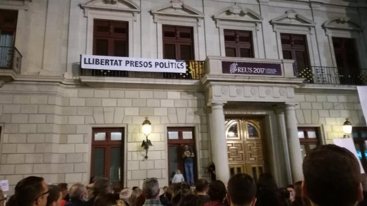 Reus cumple con la orden de la Junta Electoral y descuelga la pancarta del consistorio
