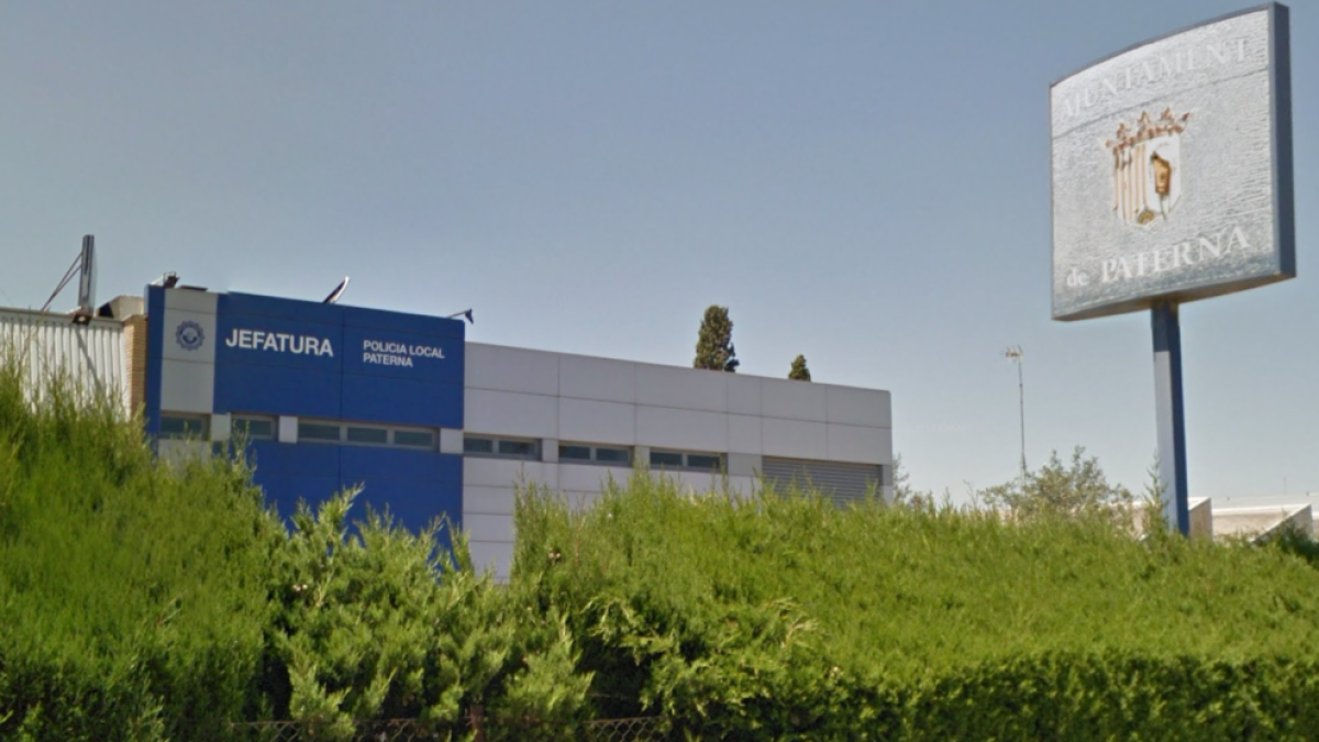 Le pide que la lleve al hospital en coche por una urgencia y la acaba atracando