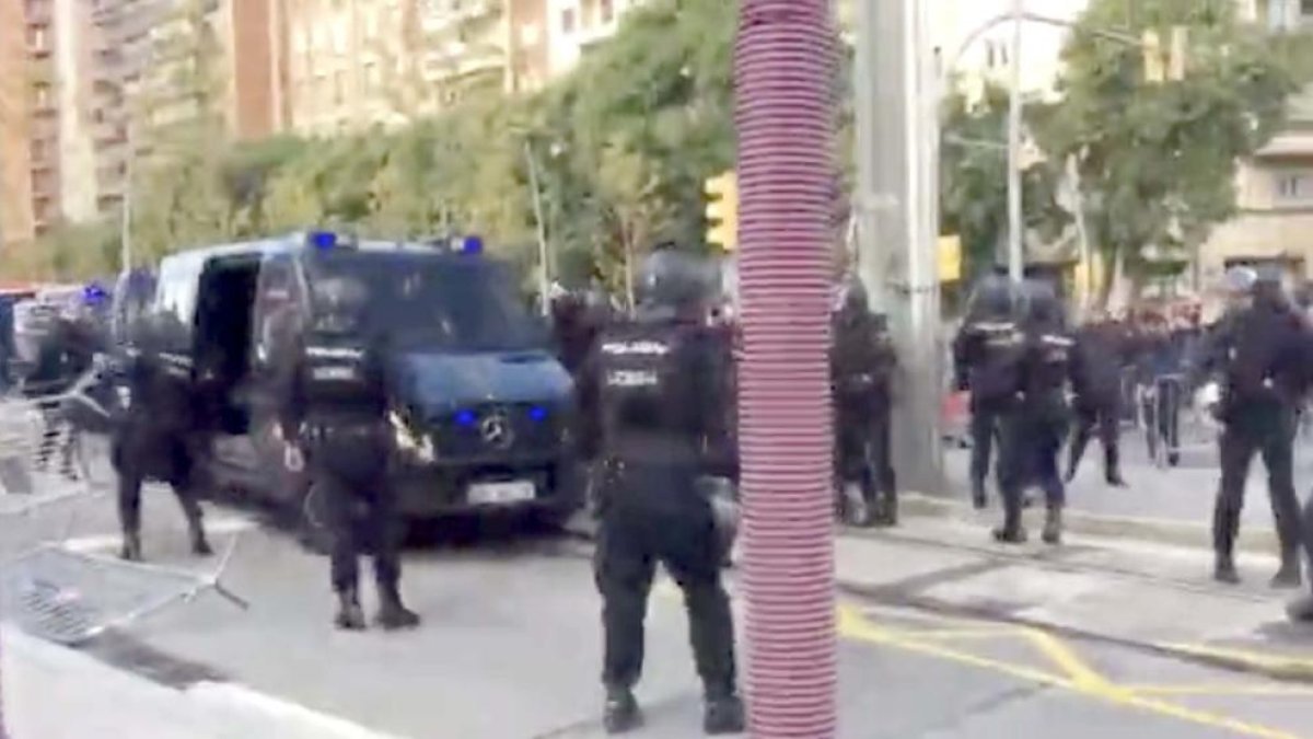 Tensió entre manifestants i agents de la Policia Nacional a la Gran Via