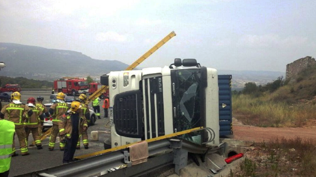 Dos camions bolquen a Montblanc i Riudecols i un dels conductors resulta ferit