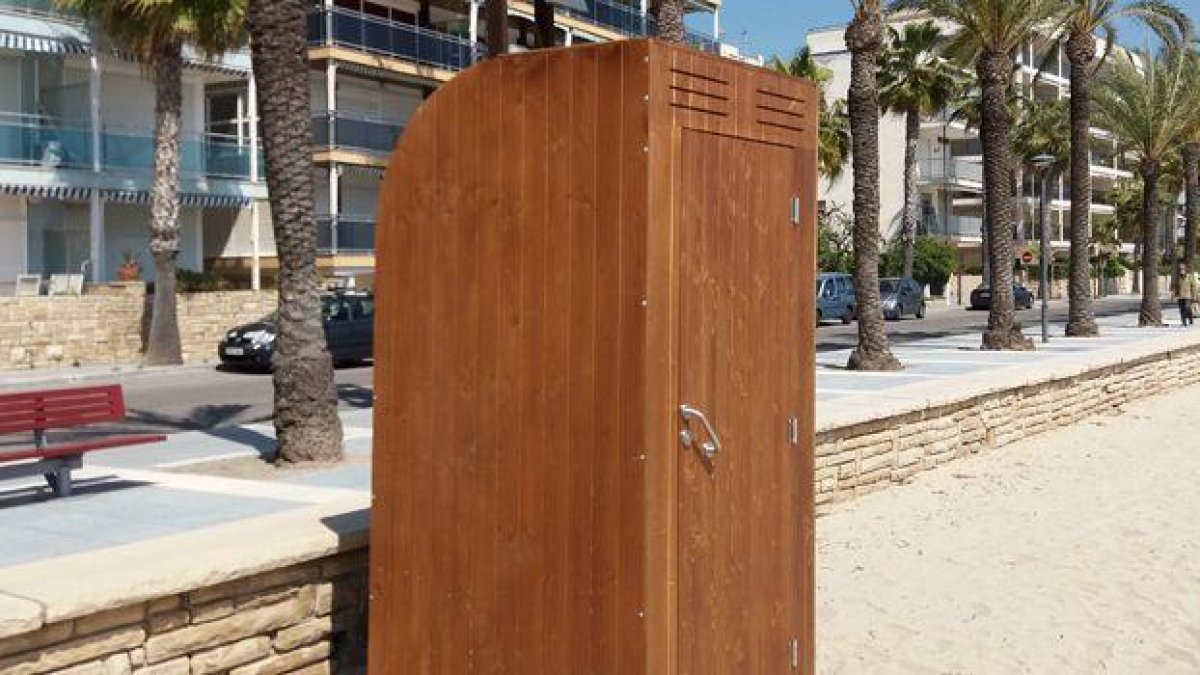 Salou millora els lavabos Poly-Klyn de les platges de Llevant i Ponent