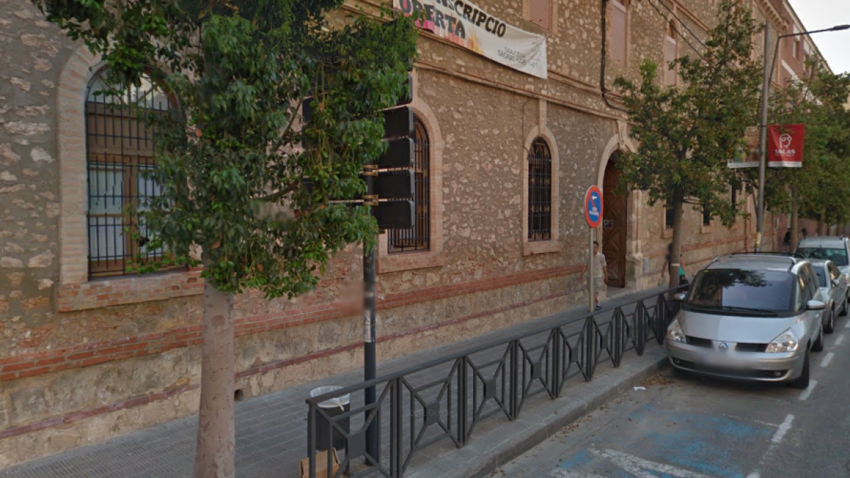 Un cotxe s'estampa davant el Col·legi Sagrat Cor del Vendrell