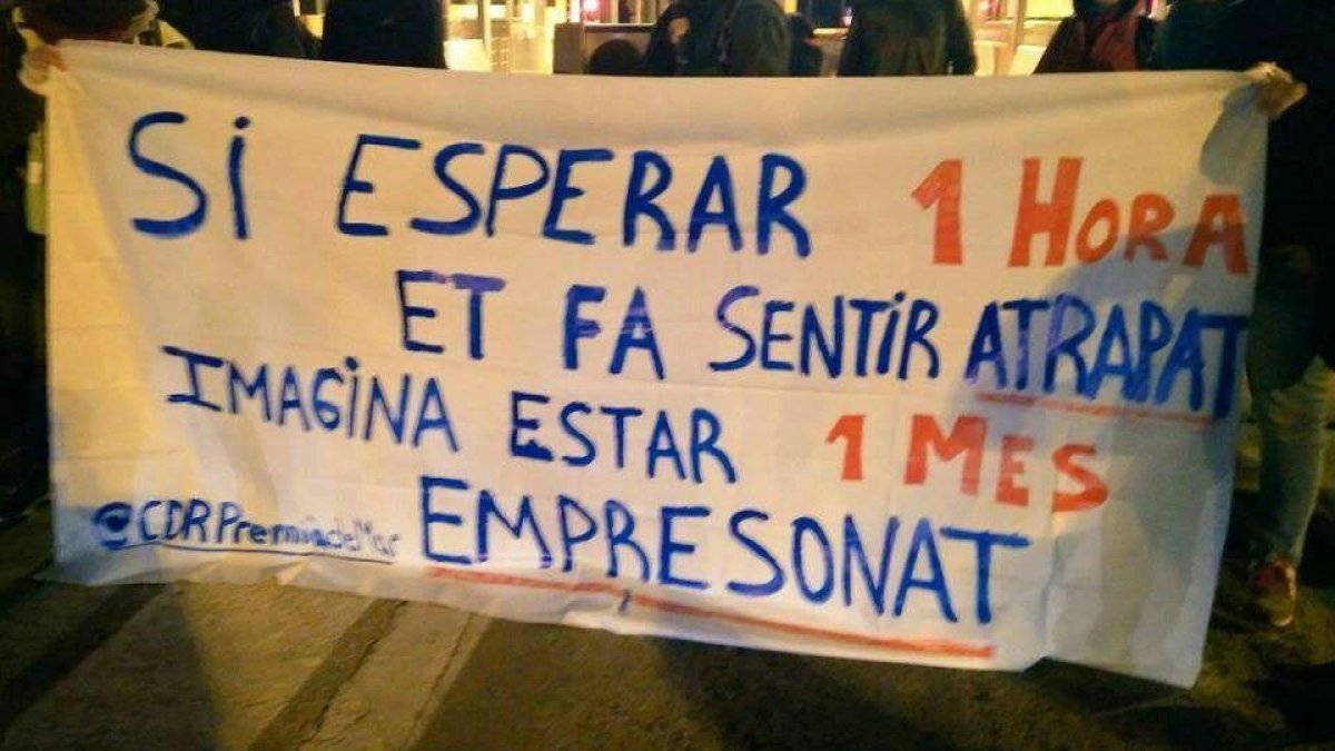 Pancartes de tota mena per reclamar la «llibertat pels presos polítics»