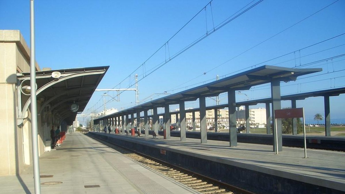 Mitja hora de retards als trens de l'R2 per una avaria entre Vilanova i la Geltrú i Cunit