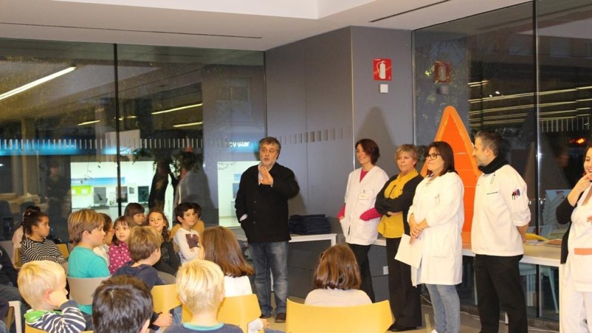 Veintisiete niños disfrutan de la cocina de la mano de los profesionales del sector del Joan XXIII