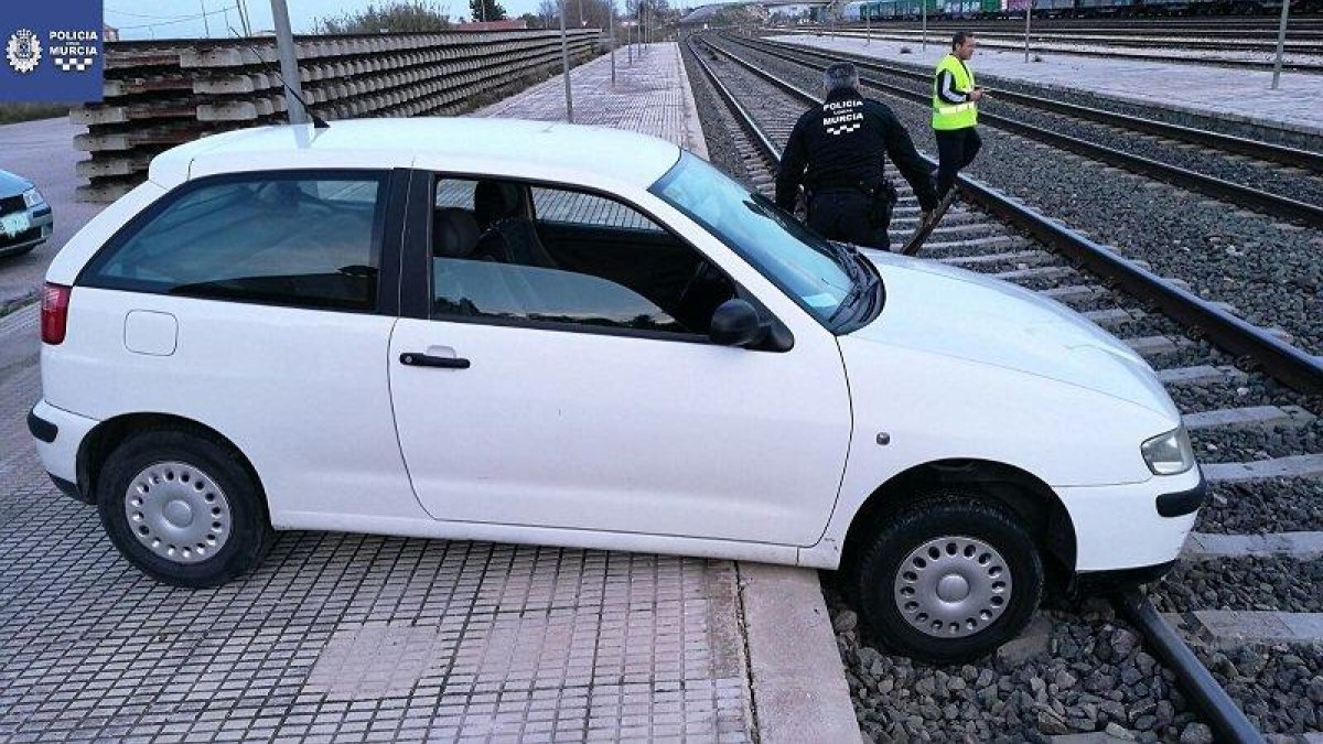 Un cotxe acaba sobre les vies a Múrcia per «jugar amb el motor en marxa»