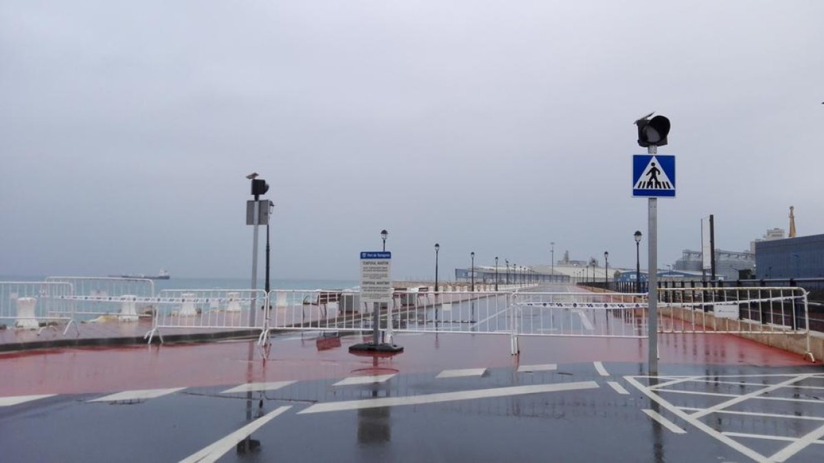 El fuerte oleaje hace cerrar el acceso aparte del puerto de Tarragona