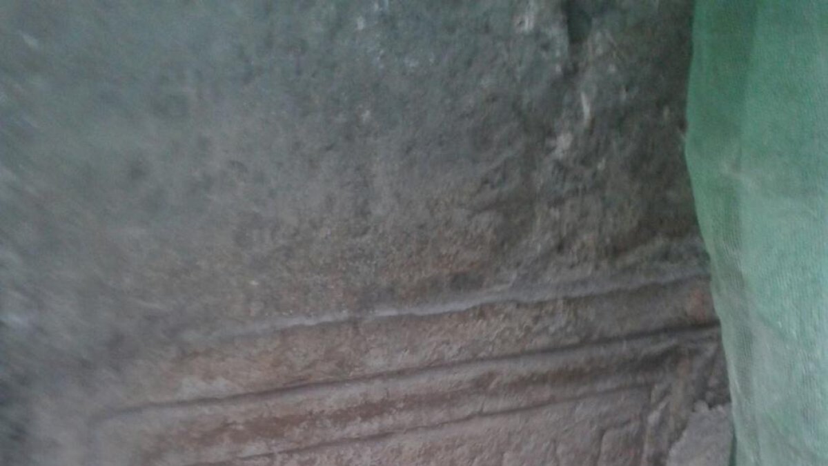 Unes obres afecten una làpida romana al carrer de la Destral de la Part Alta